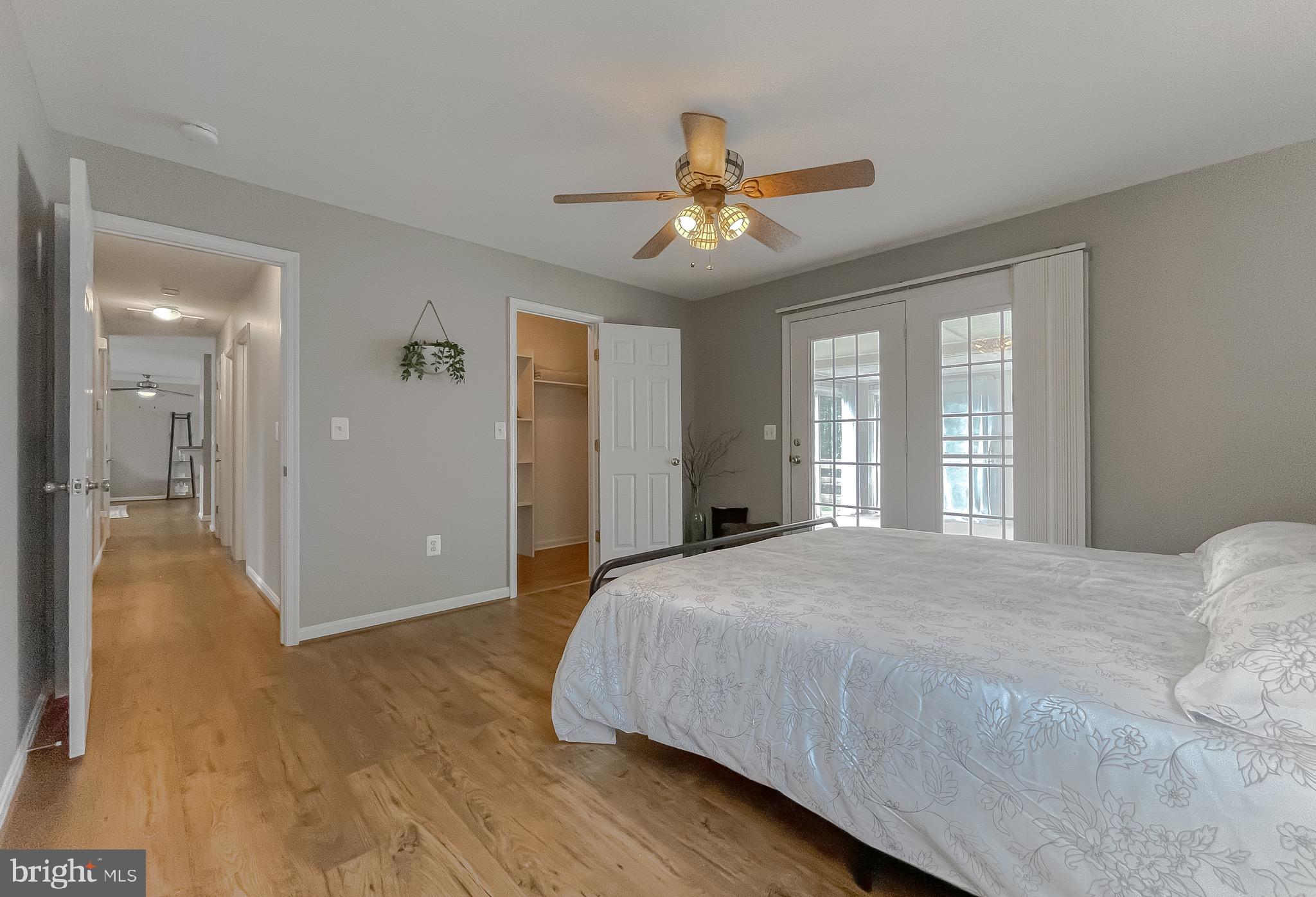 49685 Buzzs Marina Way