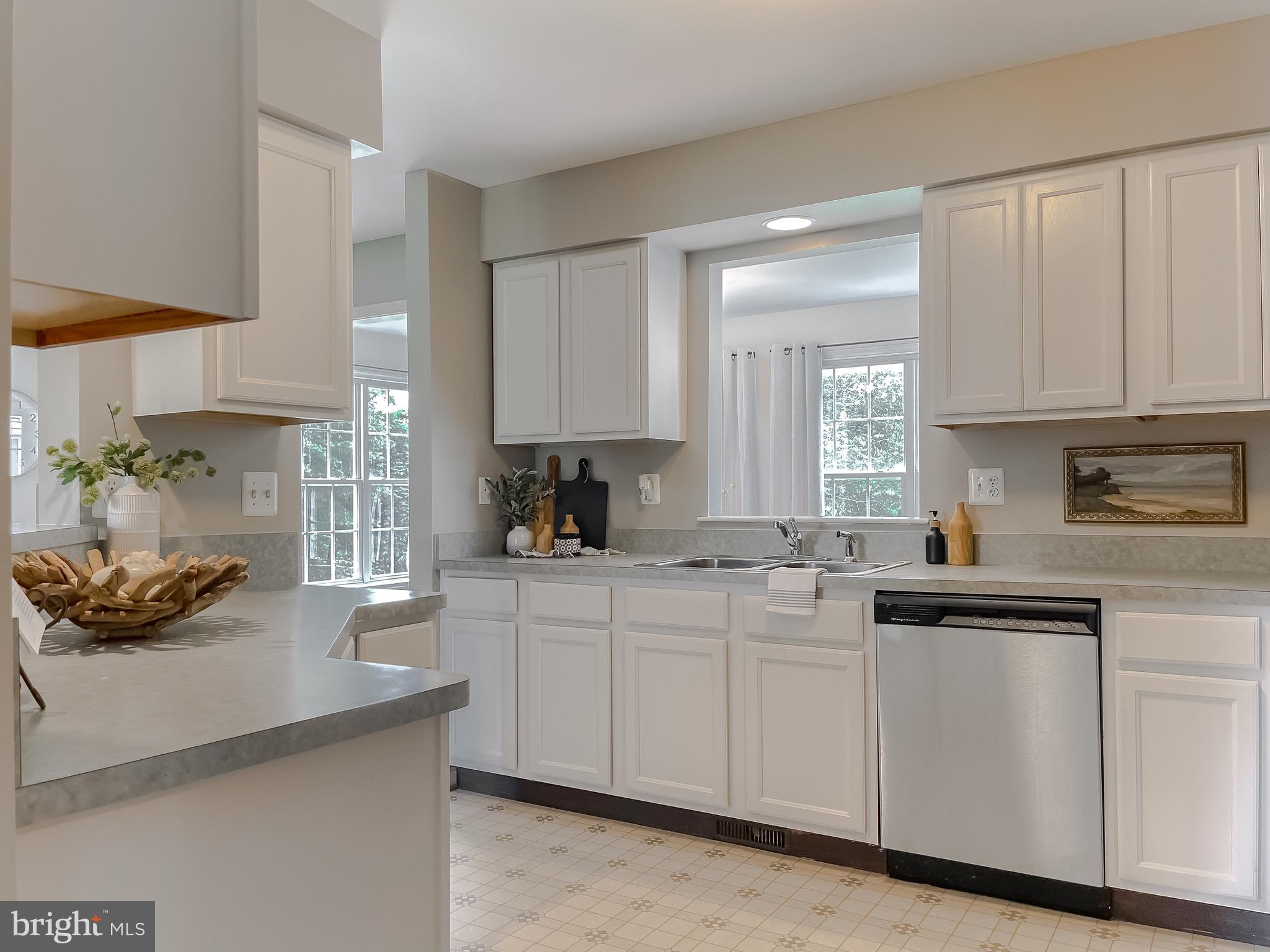 49685 Buzzs Marina Way