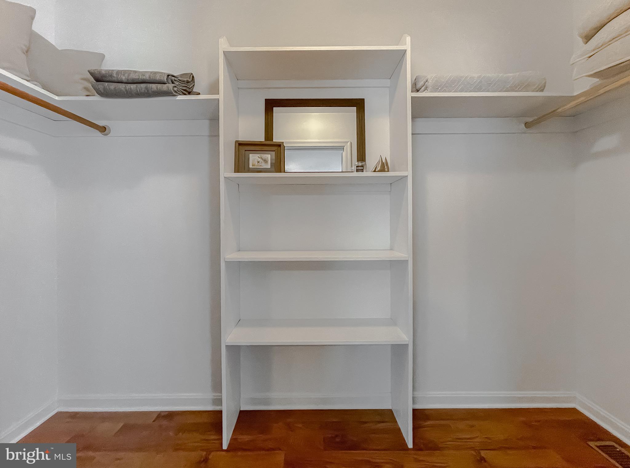 49685 Buzzs Marina Way