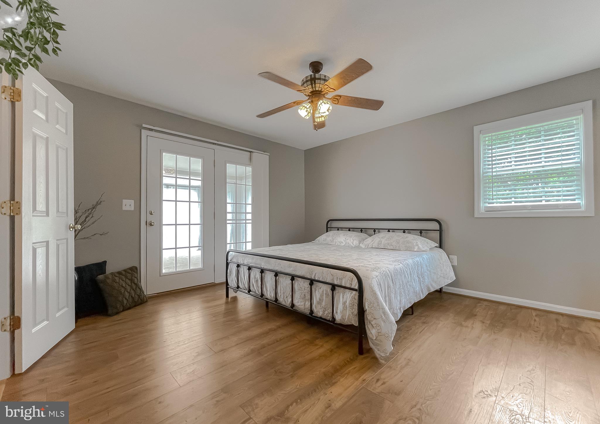 49685 Buzzs Marina Way