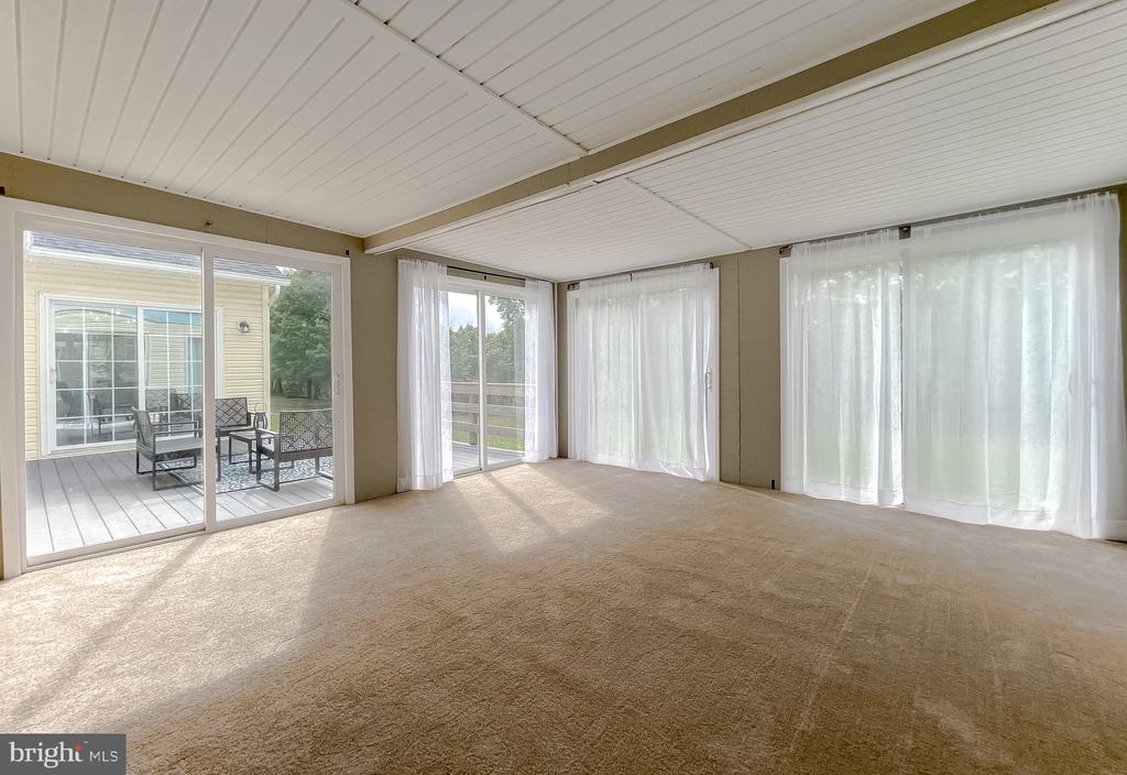 49685 Buzzs Marina Way