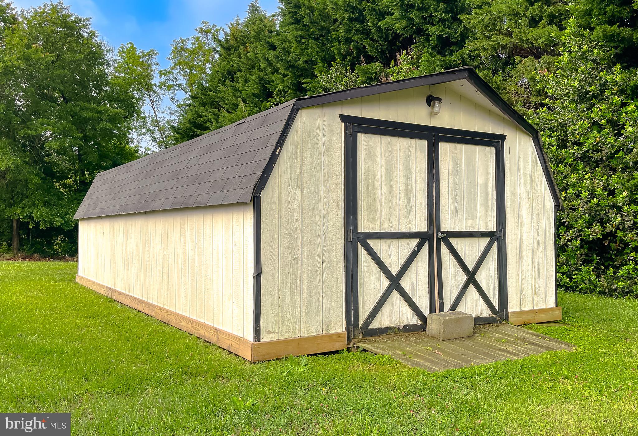 49685 Buzzs Marina Way