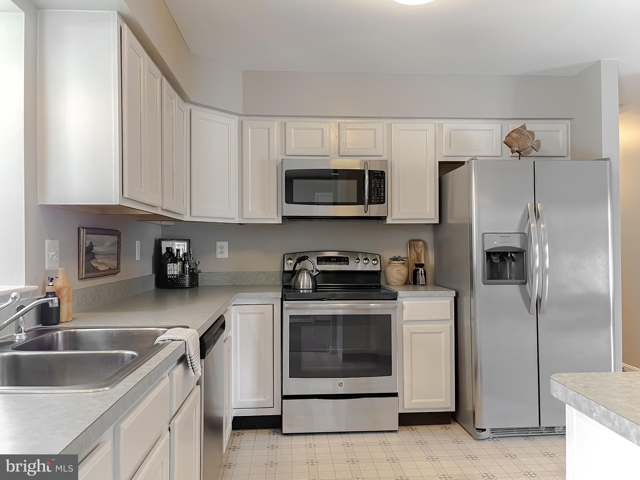 49685 Buzzs Marina Way