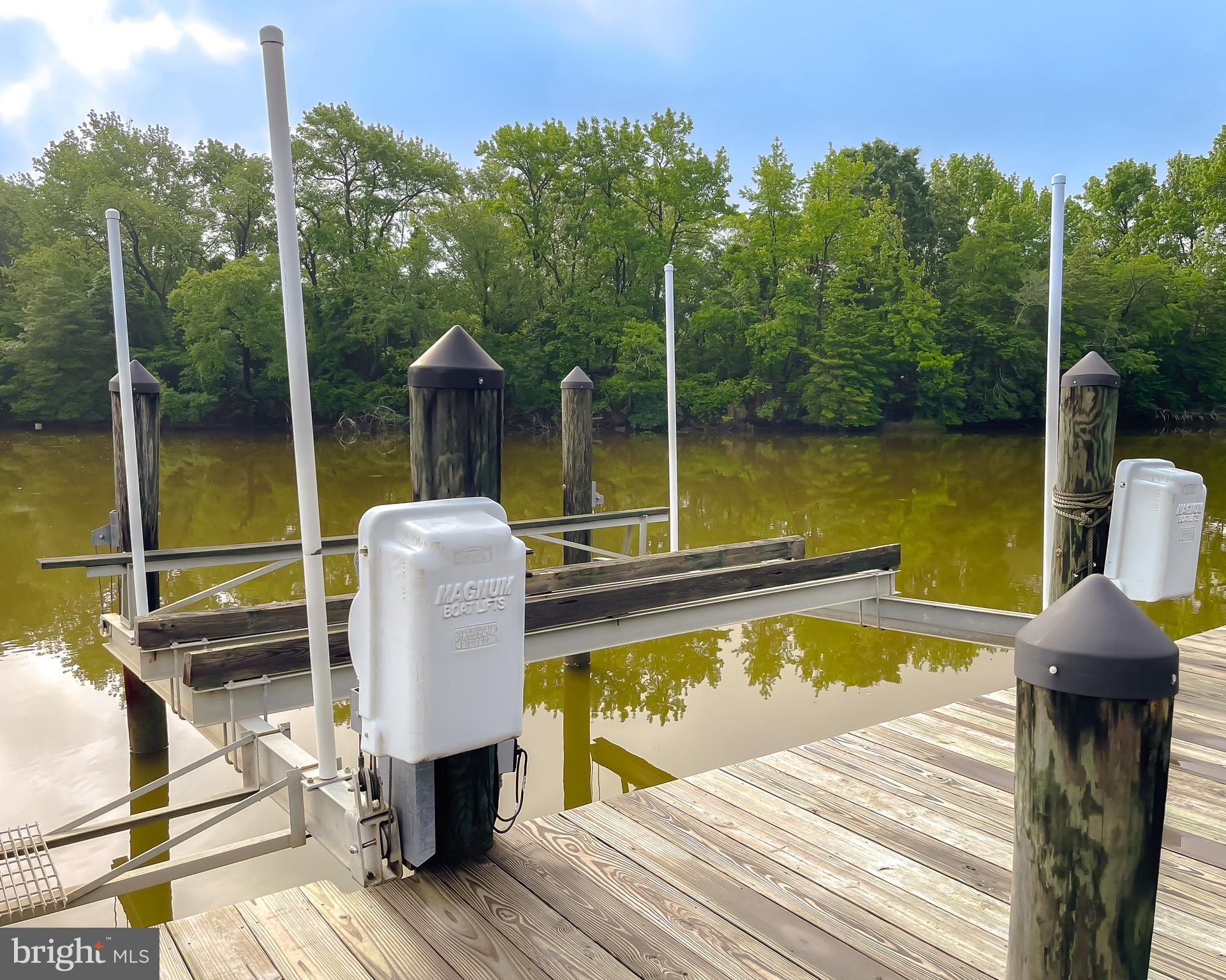 49685 Buzzs Marina Way