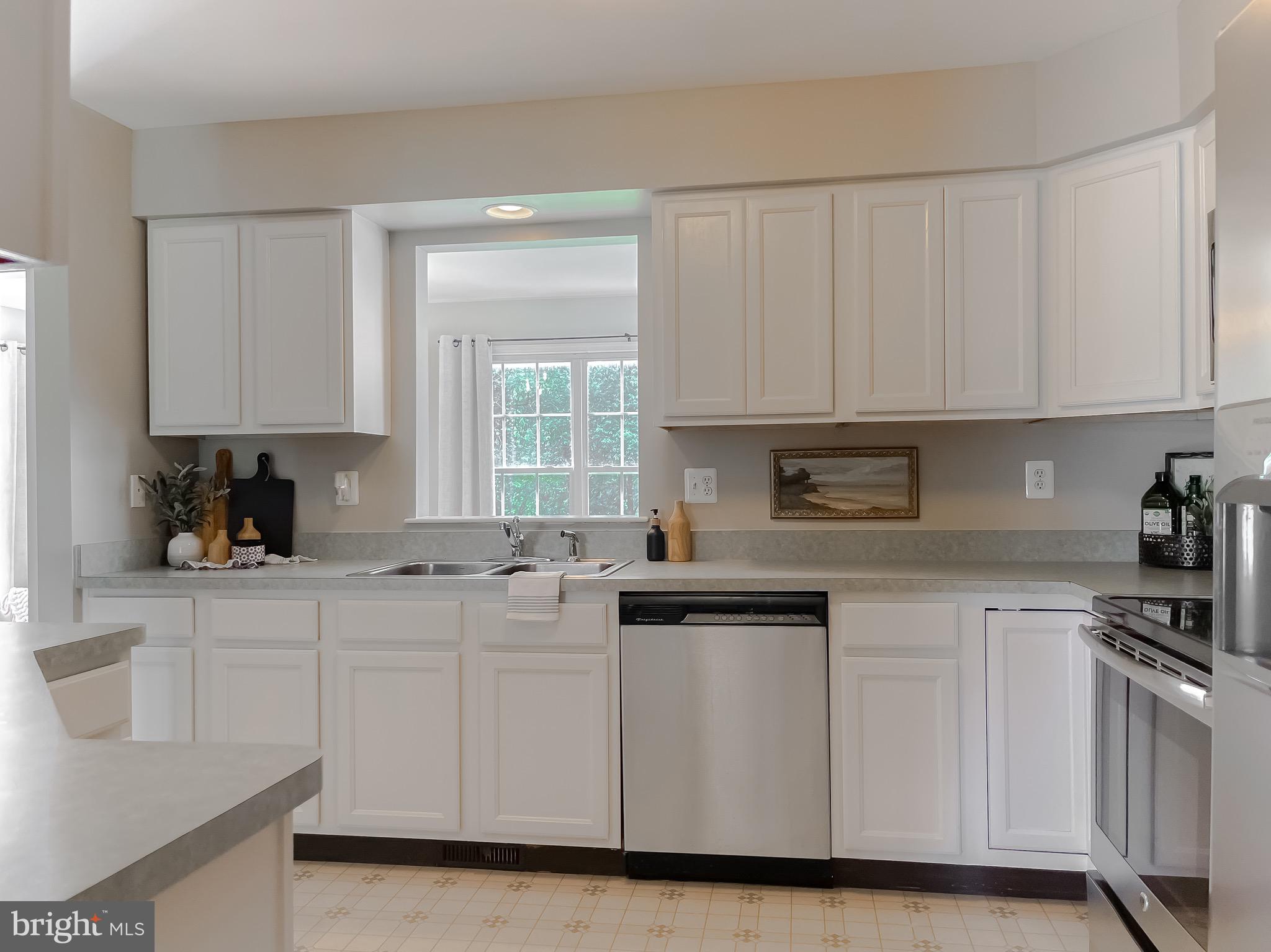 49685 Buzzs Marina Way