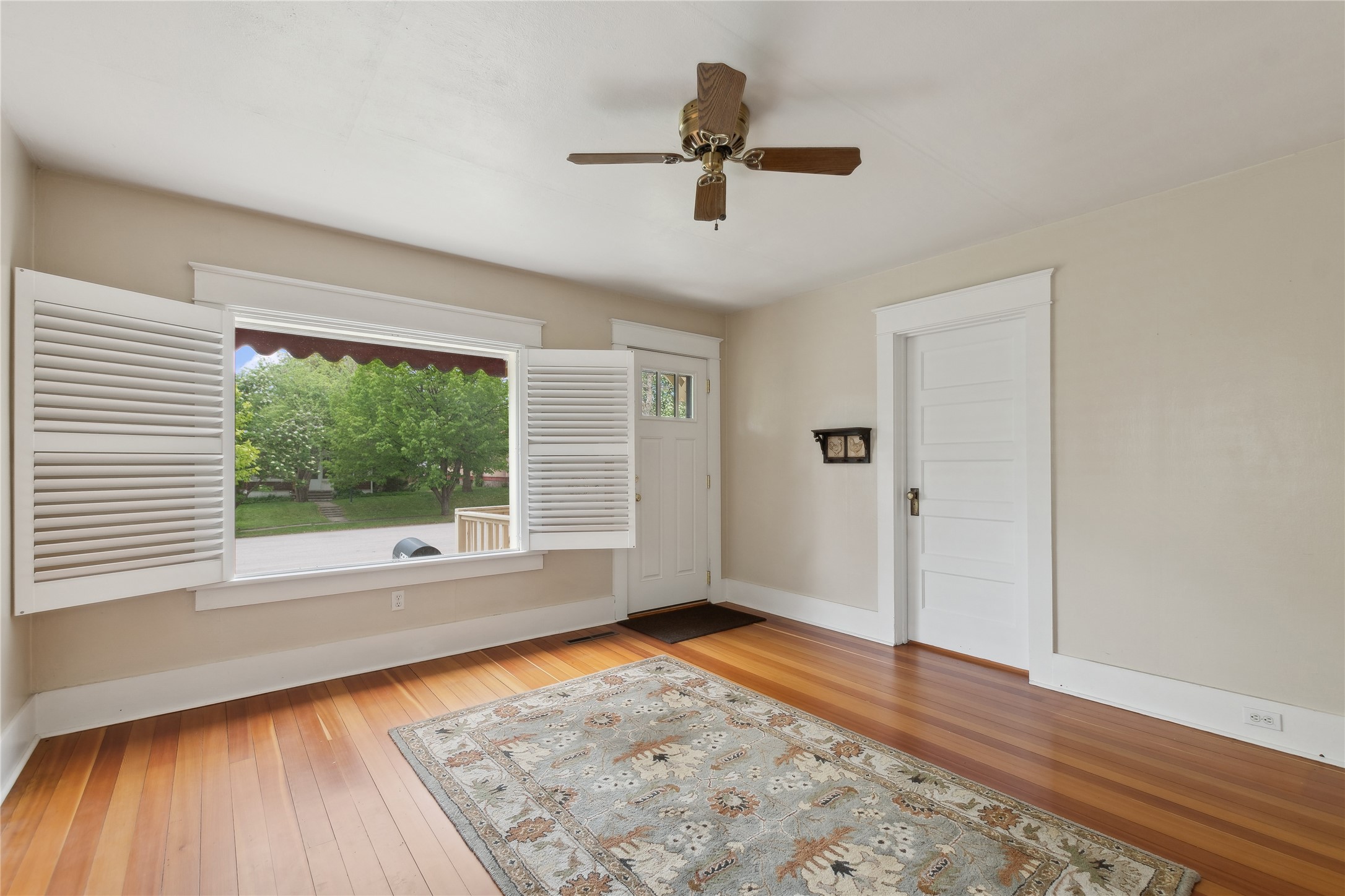571 1st Ave EN