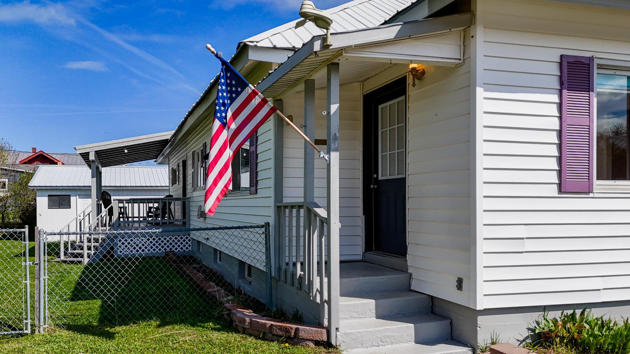 119 4th Street E