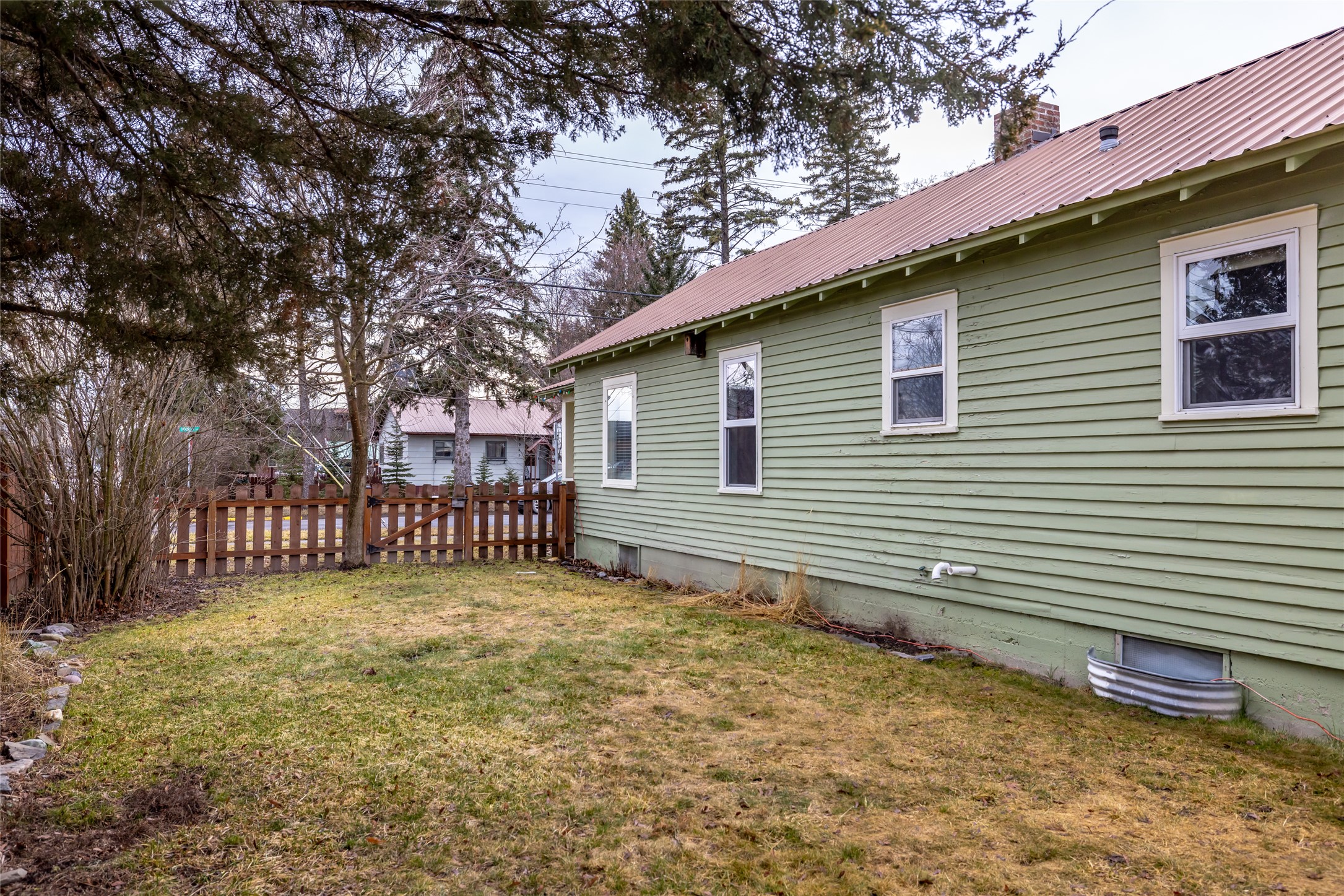 1050 E 4th Street