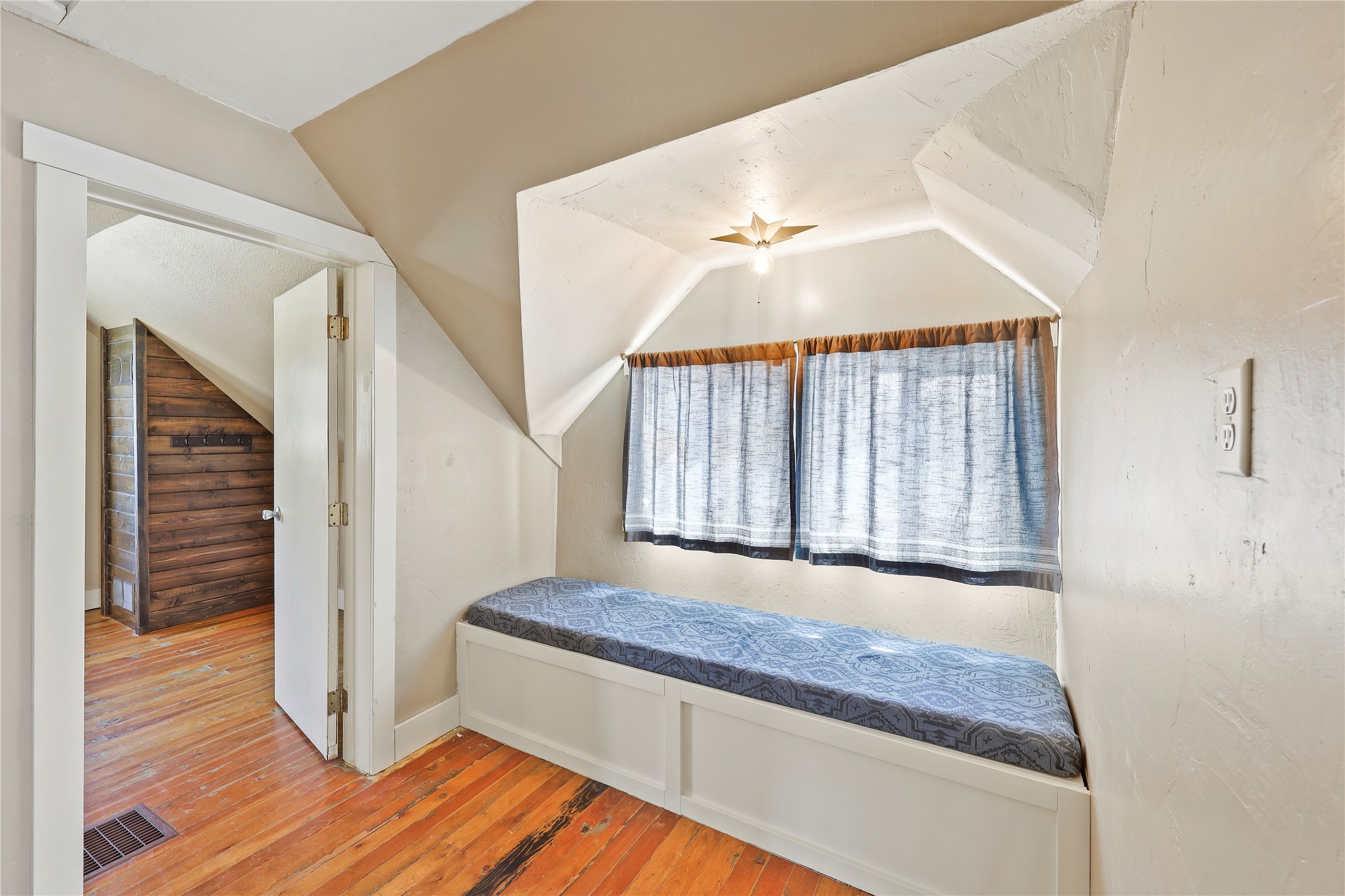 104 2nd Avenue W