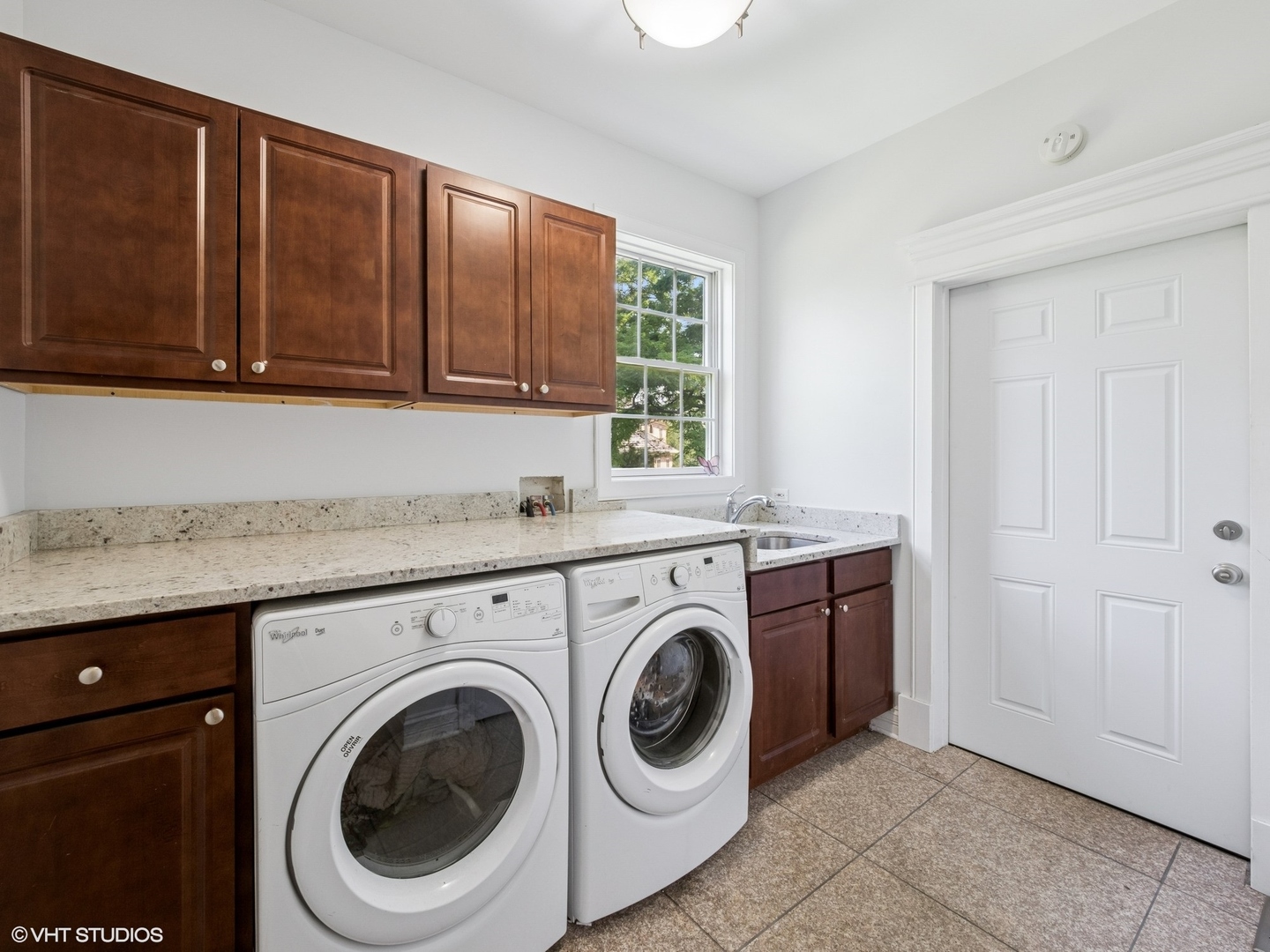 3943 Lakeview Court
