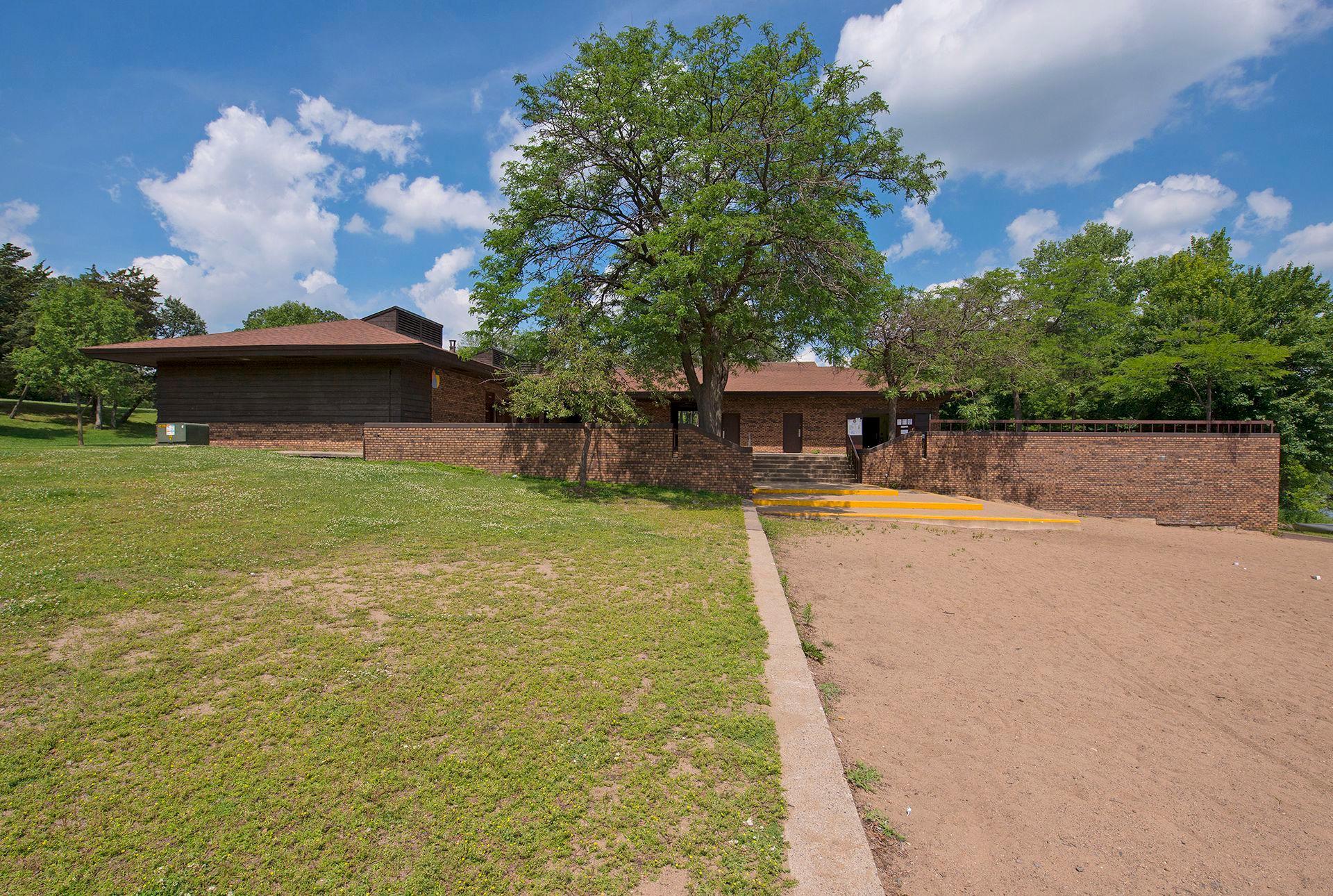 1461 Grandview Avenue E