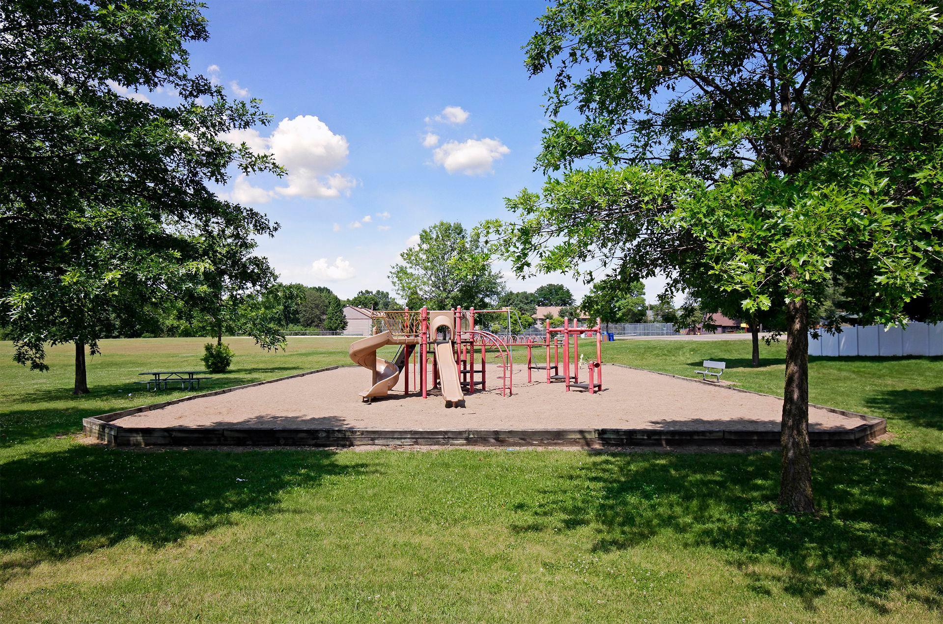 1461 Grandview Avenue E