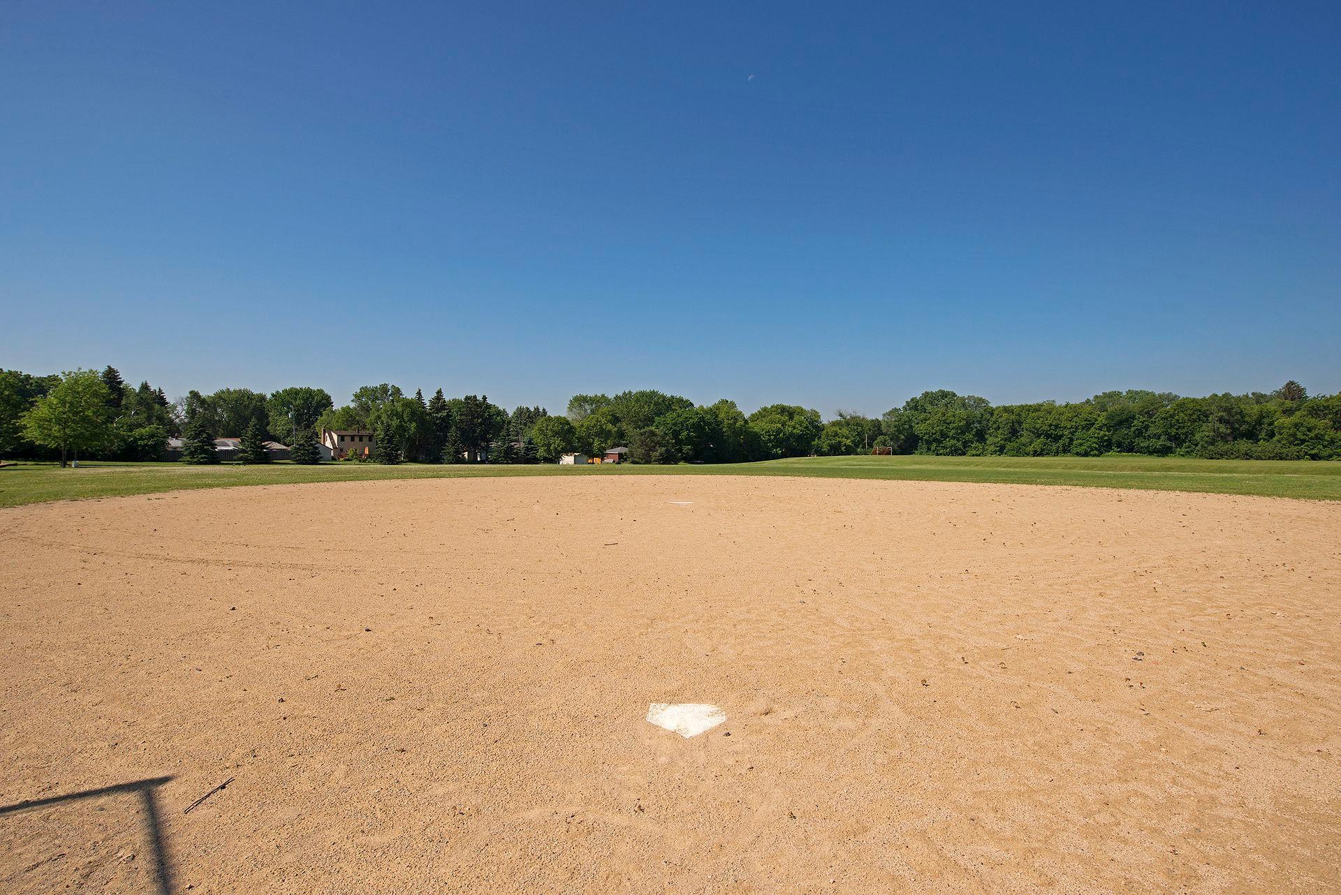 1461 Grandview Avenue E