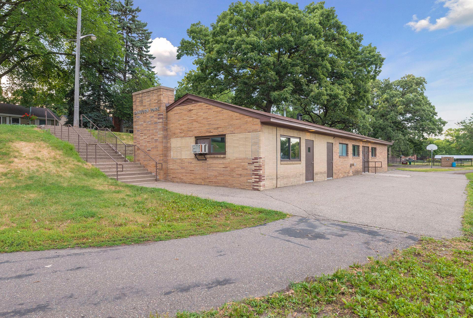 3951 Thomas Avenue N