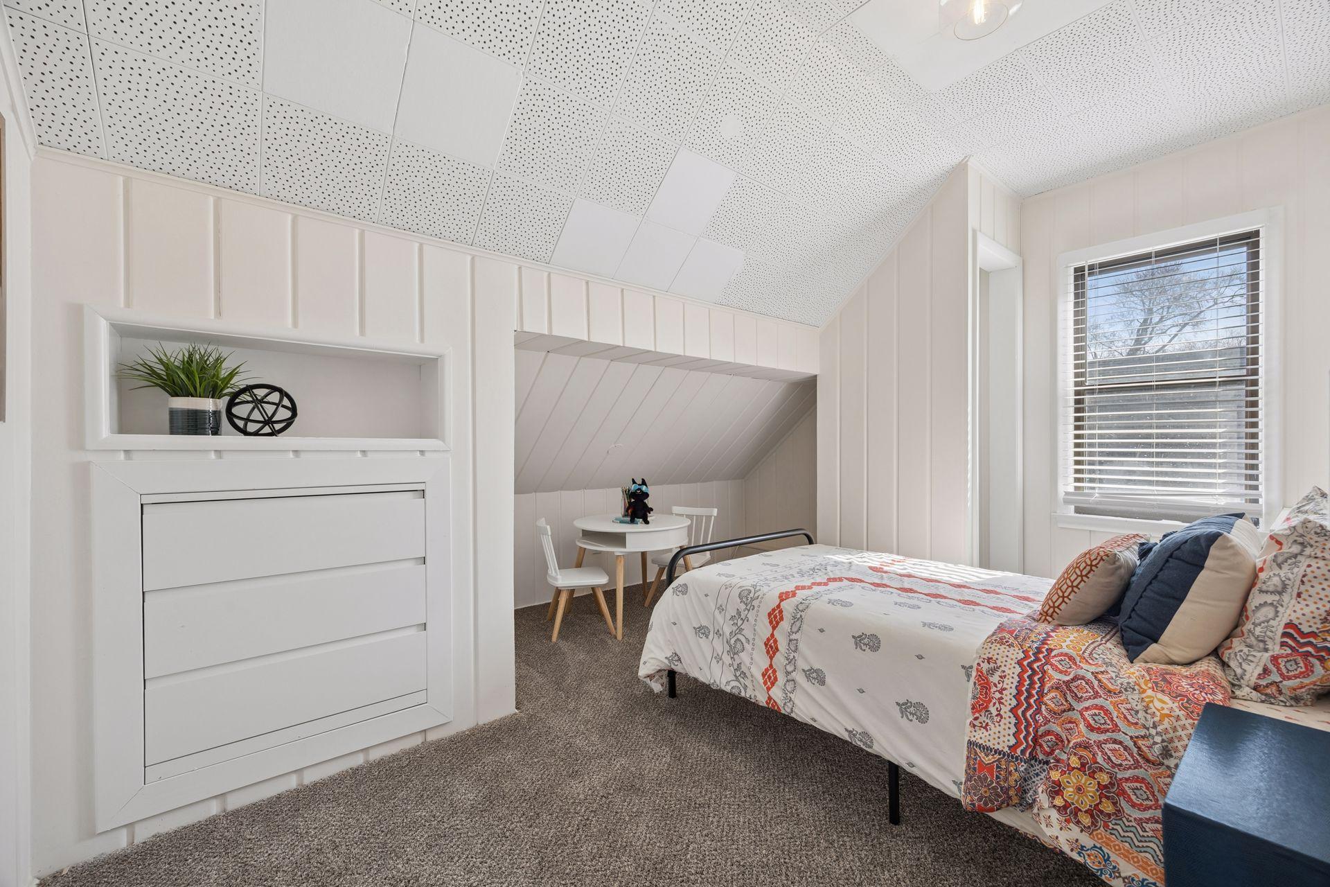 3951 Thomas Avenue N