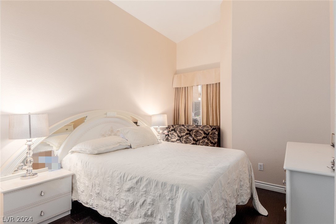 1220 Diamond Valley Street