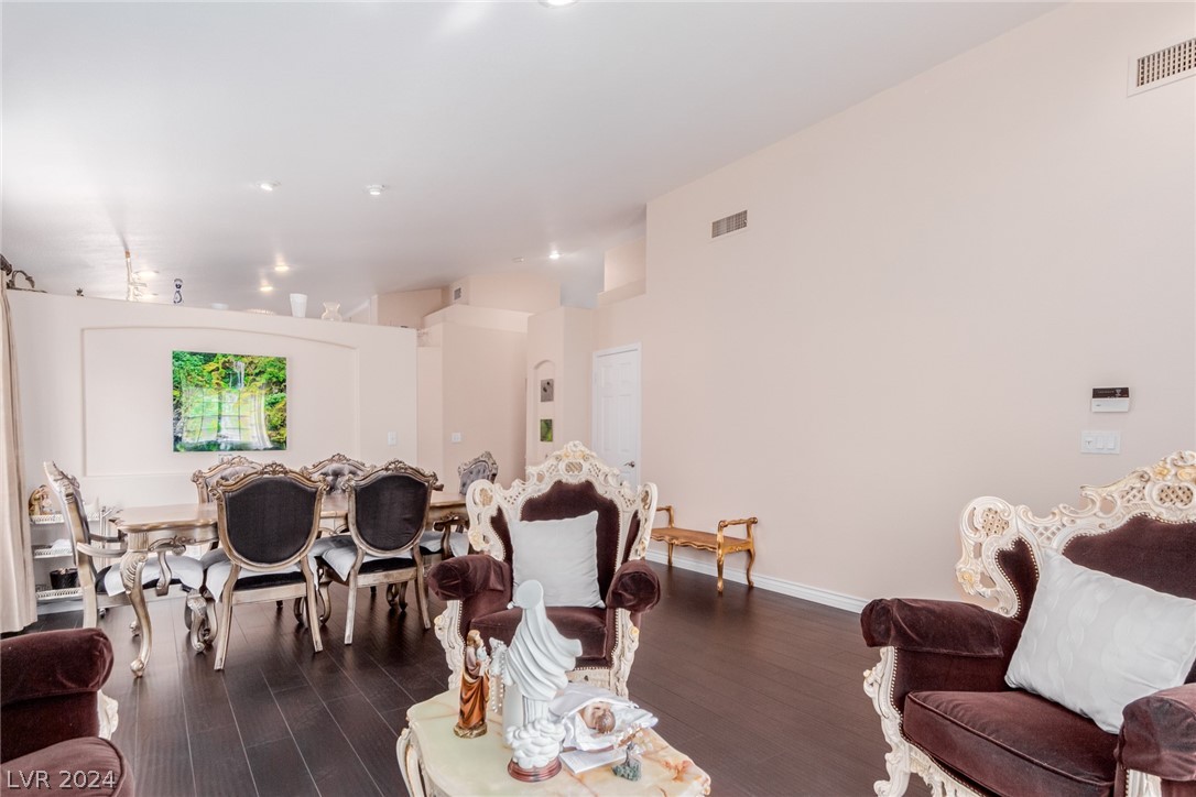 1220 Diamond Valley Street