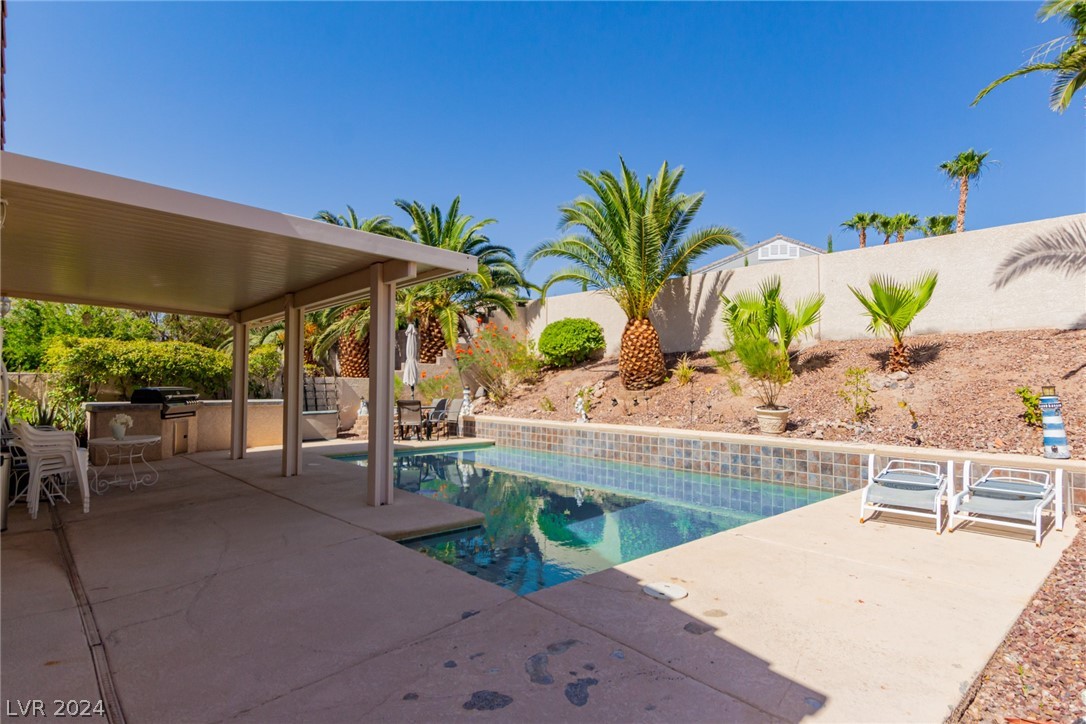 1220 Diamond Valley Street