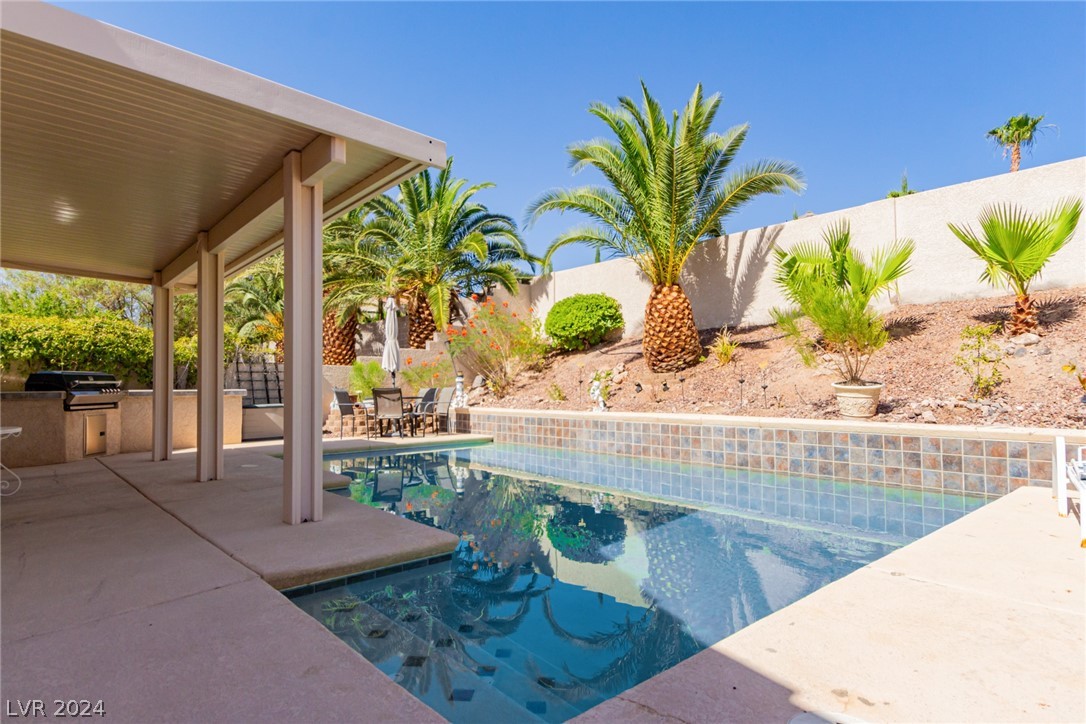 1220 Diamond Valley Street