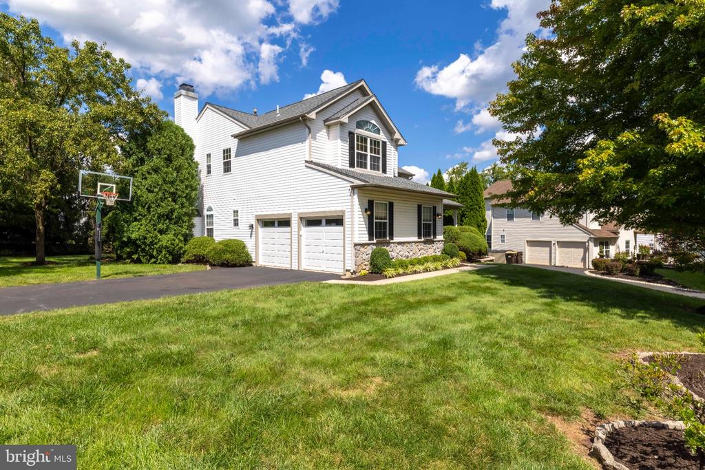 212 SOMERSET CIRCLE