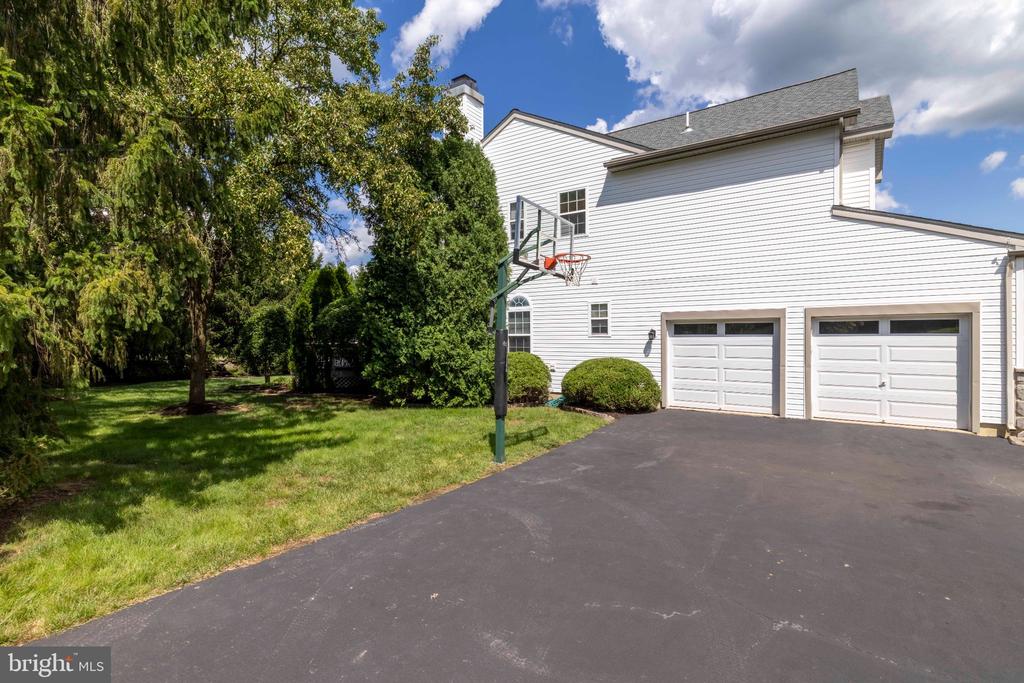 212 SOMERSET CIRCLE