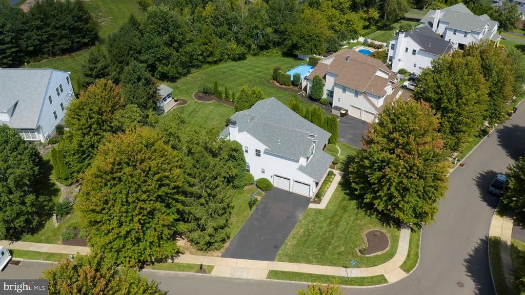 212 SOMERSET CIRCLE