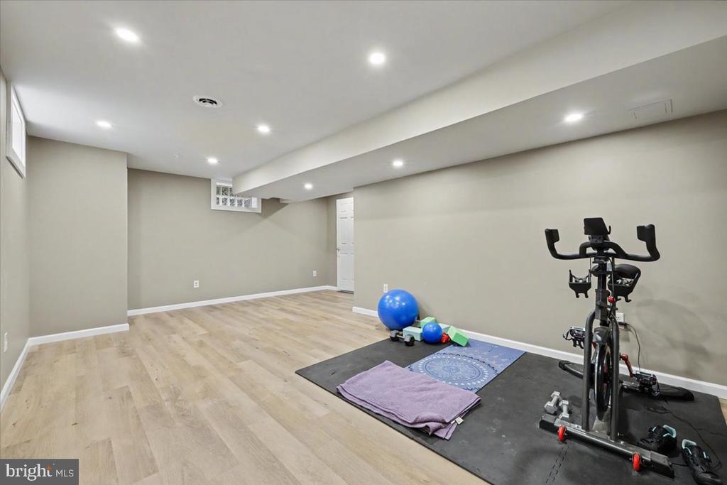 212 SOMERSET CIRCLE