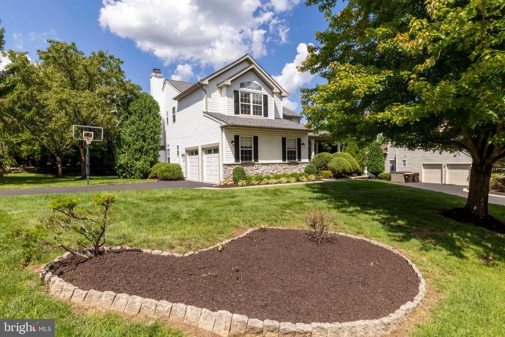 212 SOMERSET CIRCLE