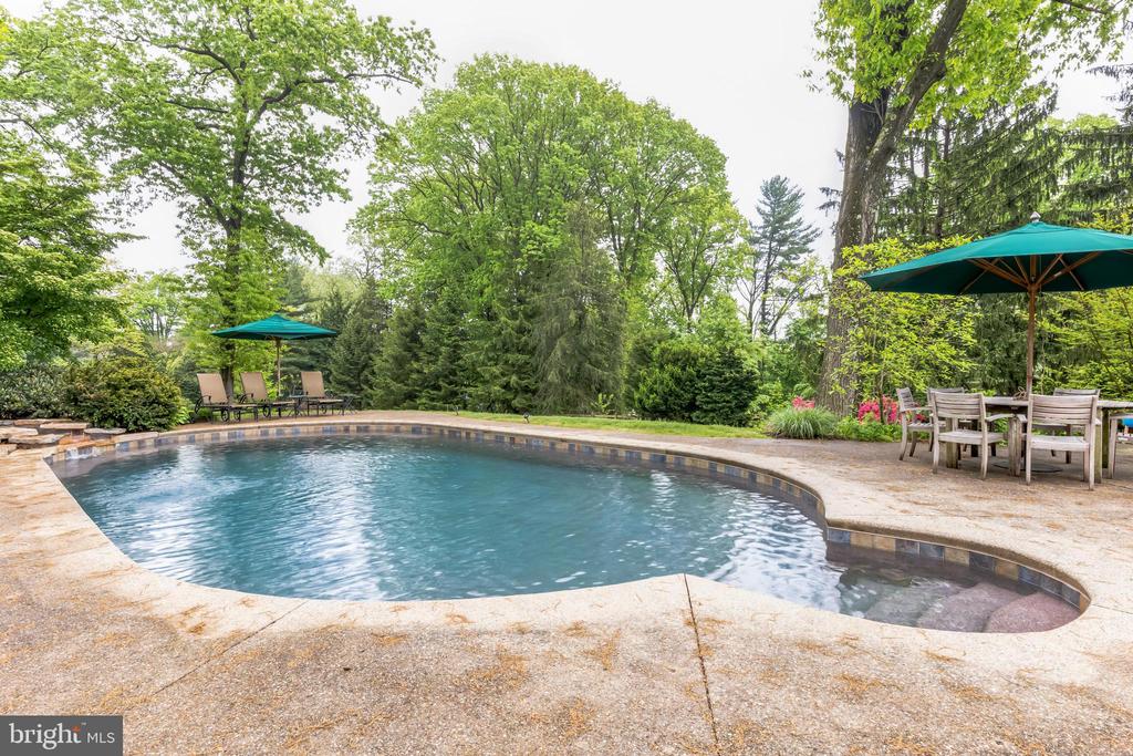 1435 WOODLAND ROAD