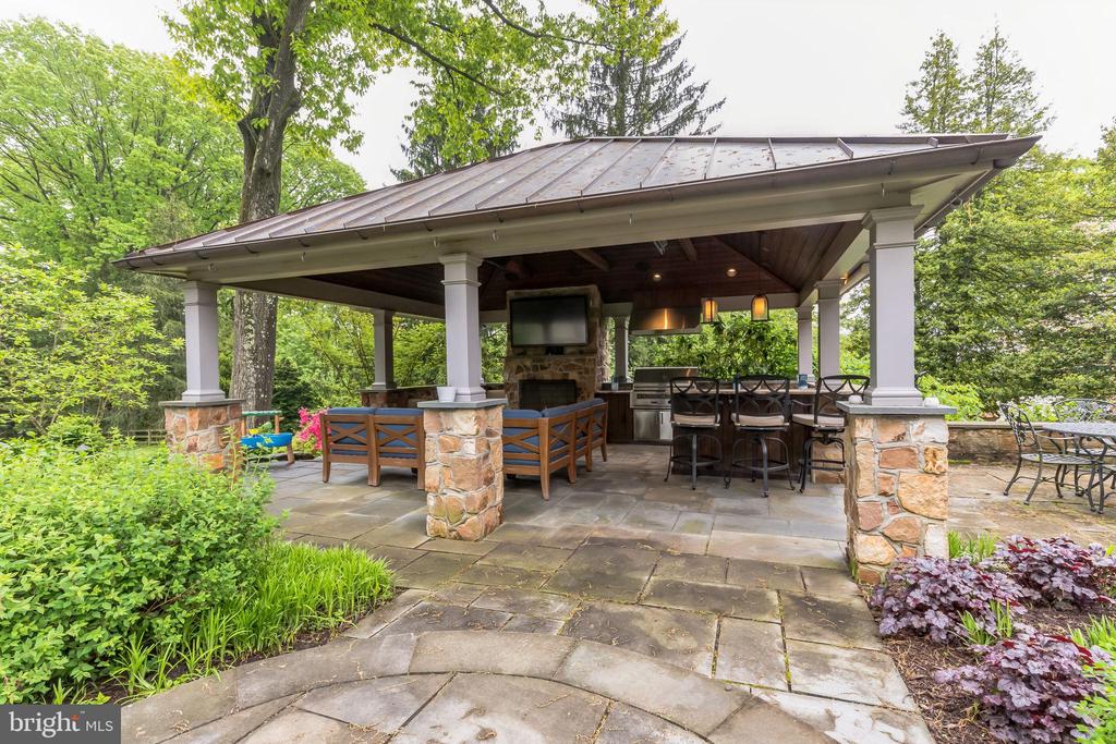 1435 WOODLAND ROAD