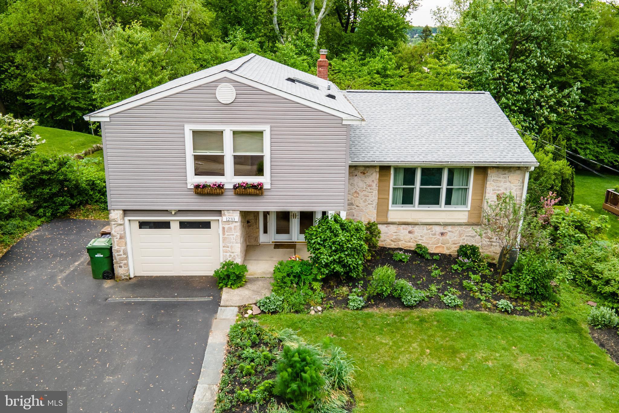 1233 DUNCAN DRIVE