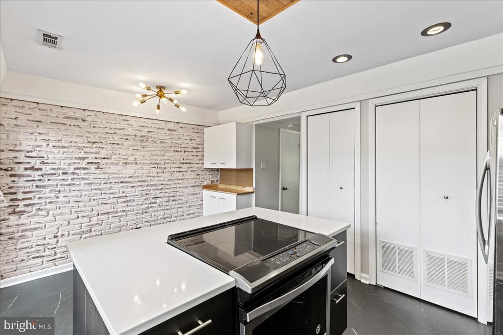 119 MACKLENBURG DRIVE 21B