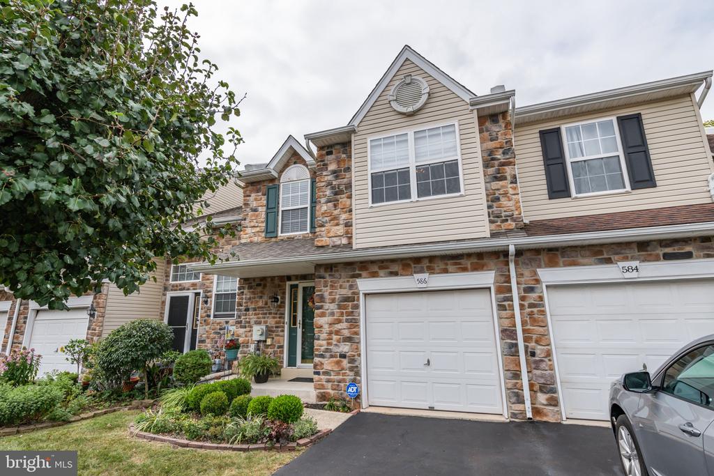 586 HARRINGTON COURT
