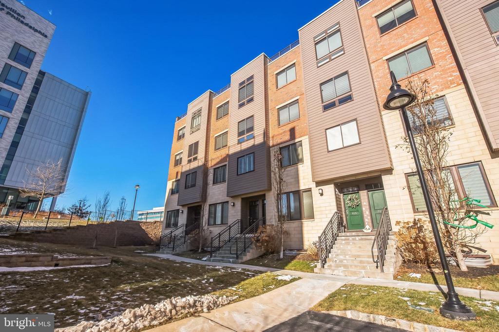 917 LAKEVIEW COURT 36 LOWER