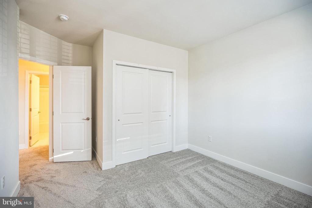917 LAKEVIEW COURT 36 LOWER