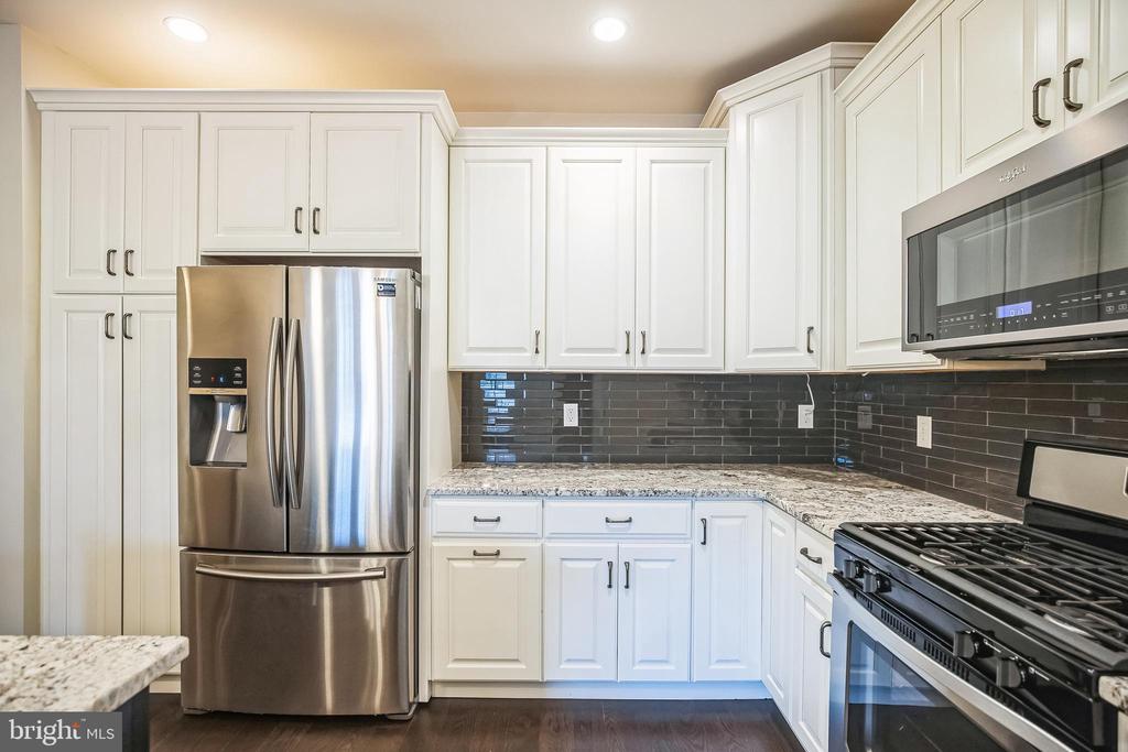 917 LAKEVIEW COURT 36 LOWER