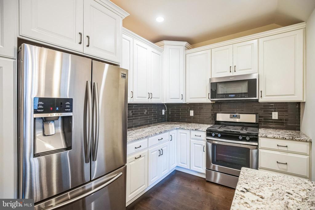 917 LAKEVIEW COURT 36 LOWER