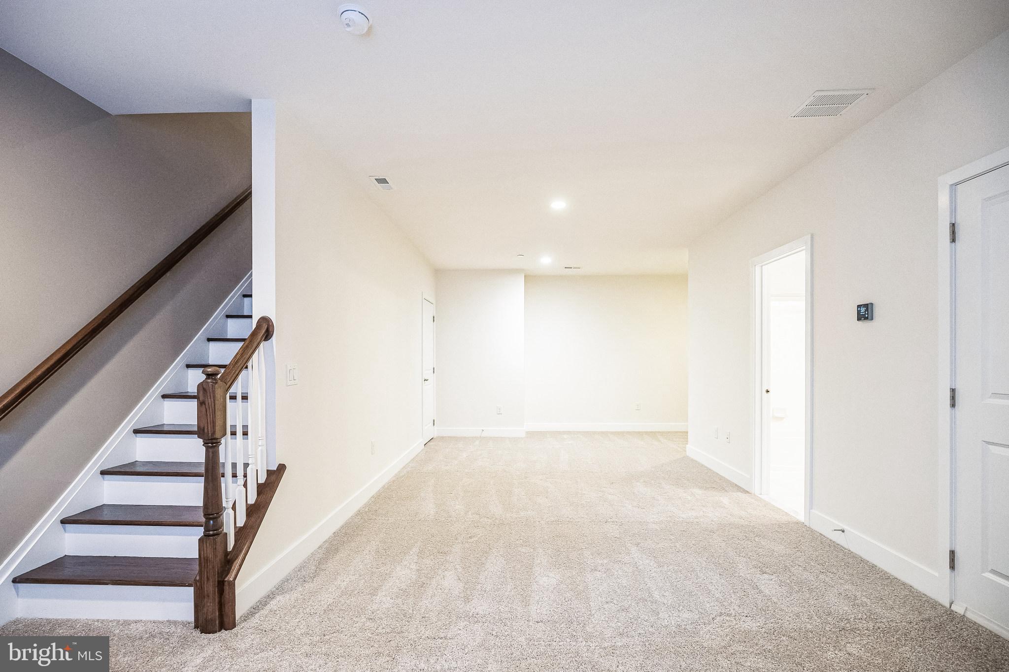 917 LAKEVIEW COURT 36 LOWER