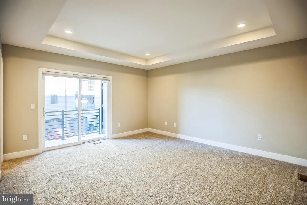 917 LAKEVIEW COURT 36 LOWER