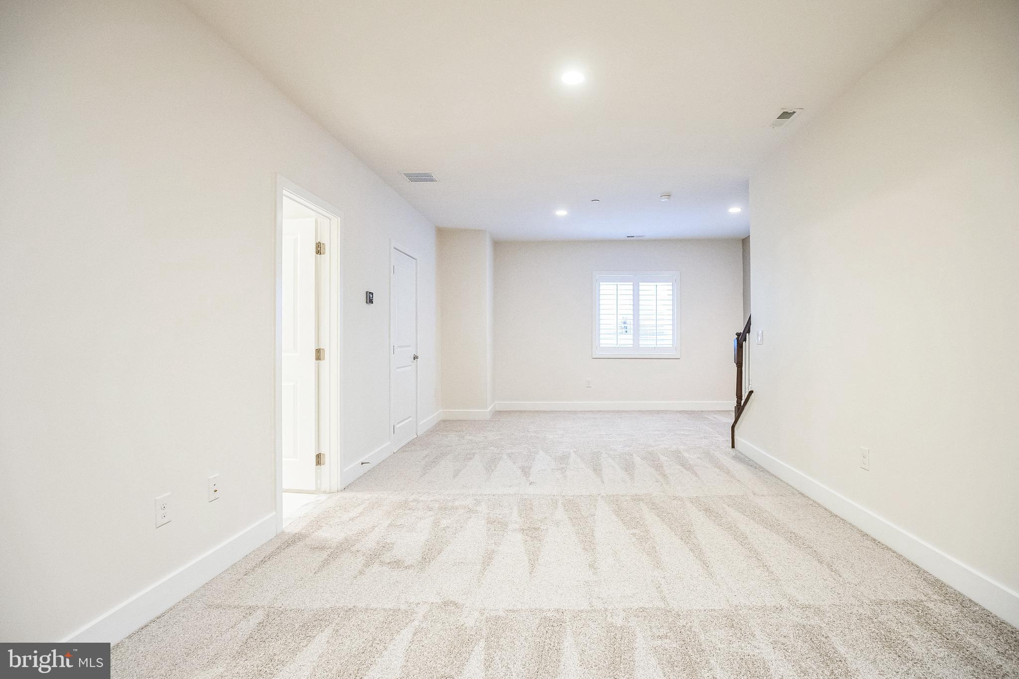 917 LAKEVIEW COURT 36 LOWER
