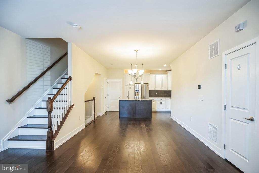 917 LAKEVIEW COURT 36 LOWER