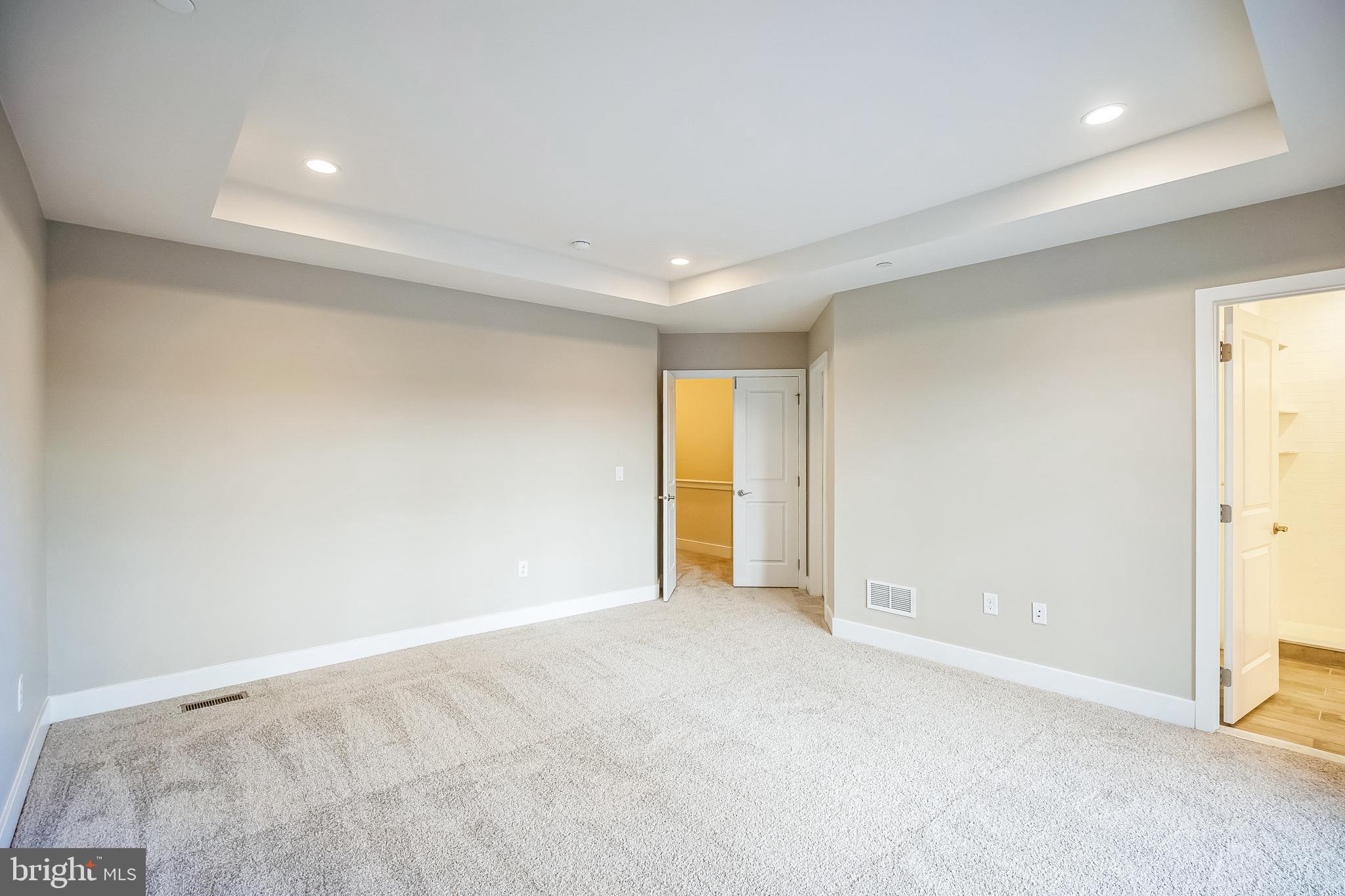 917 LAKEVIEW COURT 36 LOWER
