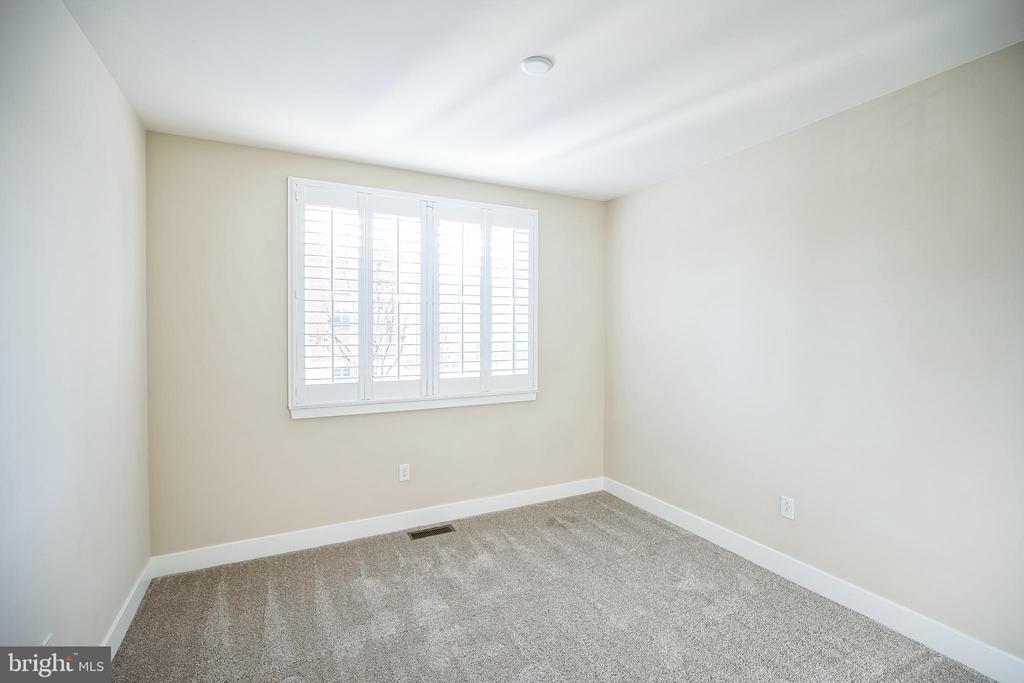 917 LAKEVIEW COURT 36 LOWER