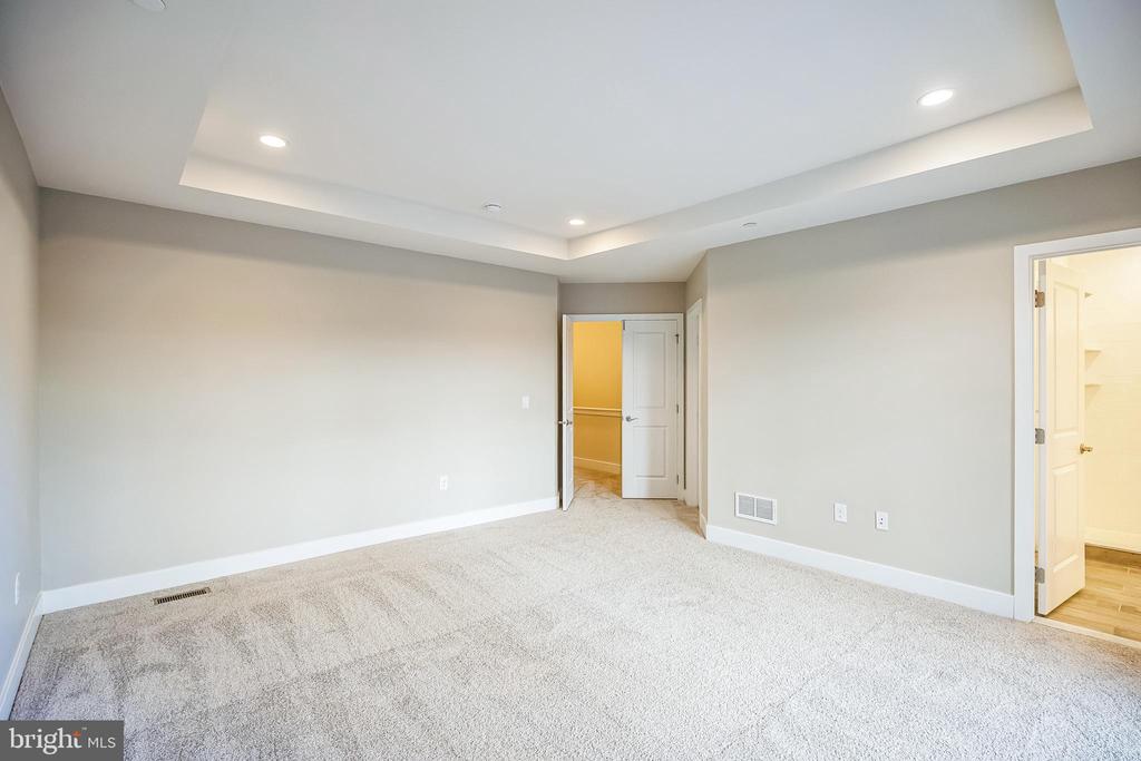 917 LAKEVIEW COURT 36 LOWER