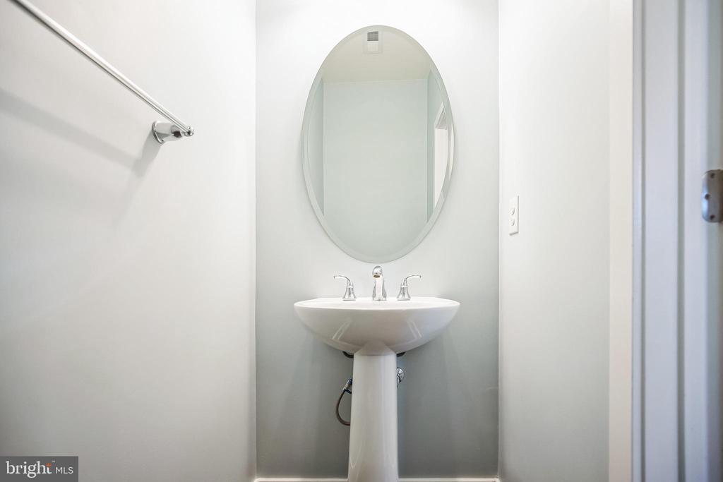 917 LAKEVIEW COURT 36 LOWER