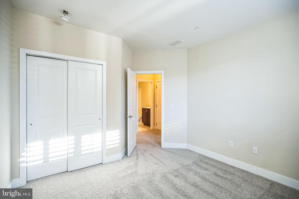 917 LAKEVIEW COURT 36 LOWER