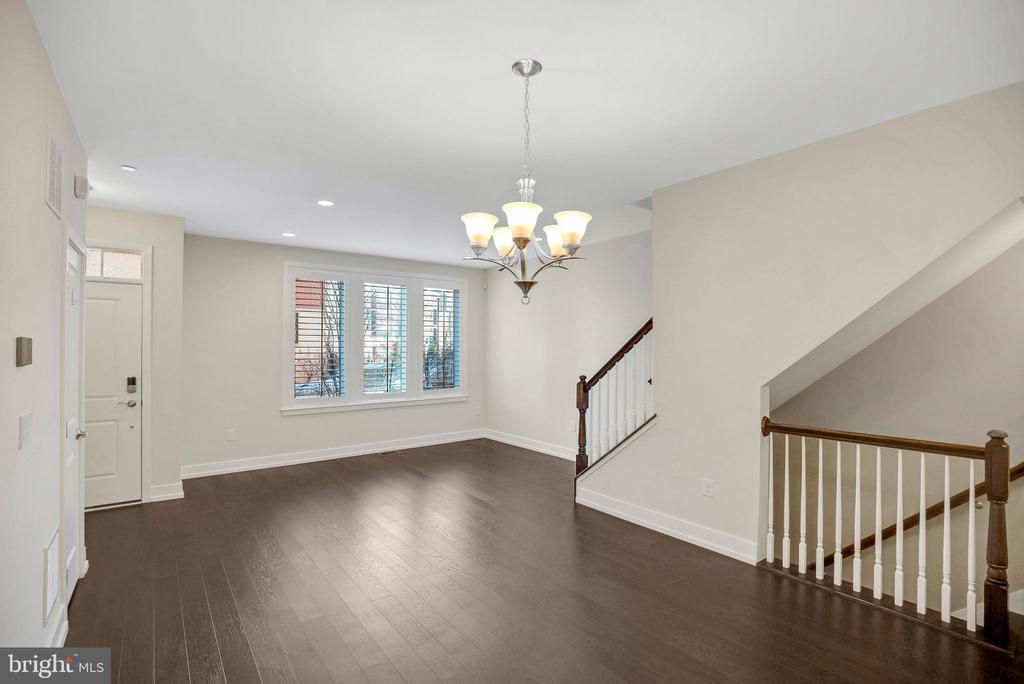 917 LAKEVIEW COURT 36 LOWER