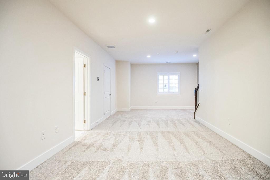 917 LAKEVIEW COURT 36 LOWER