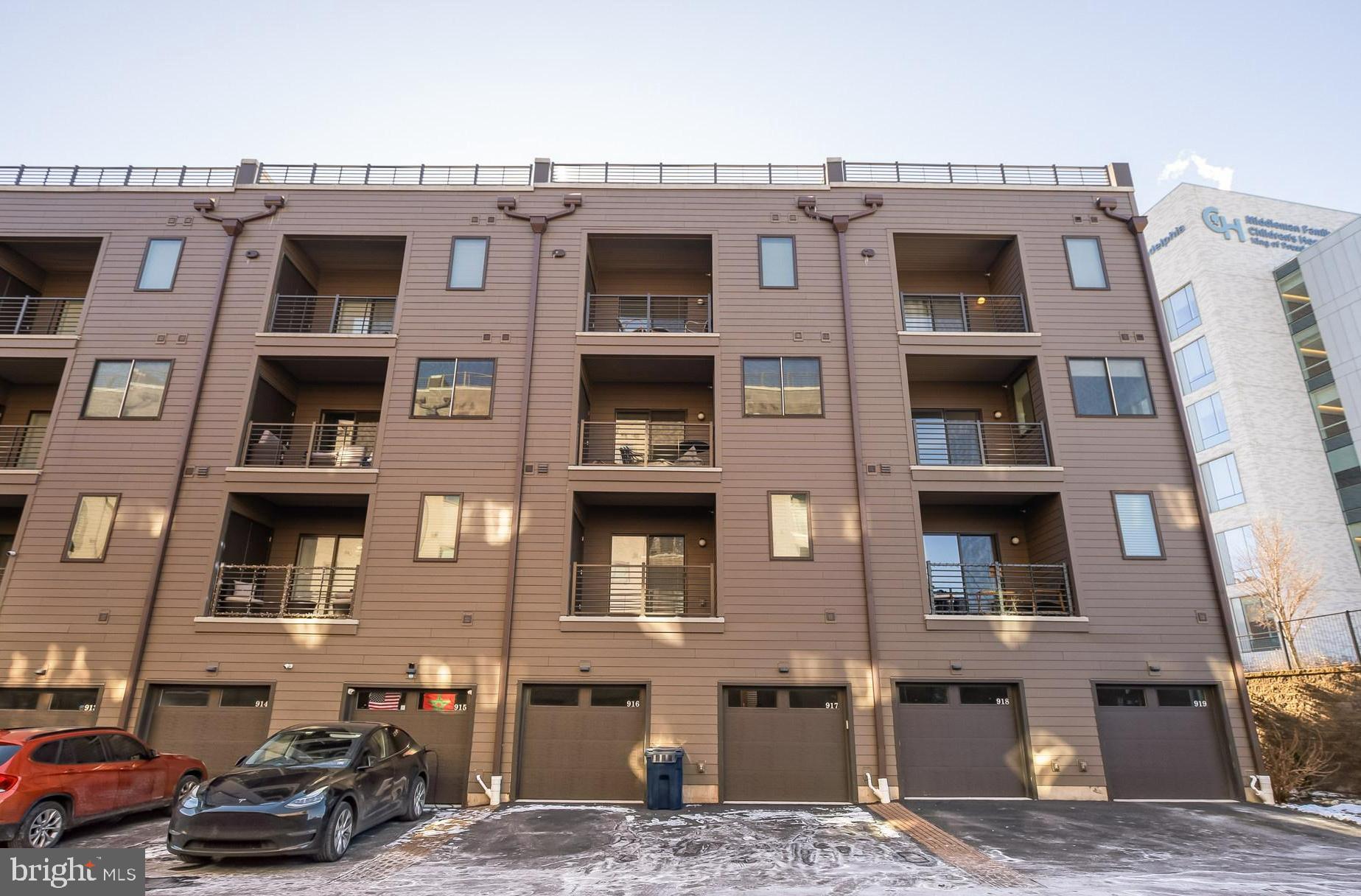 917 LAKEVIEW COURT 36 LOWER