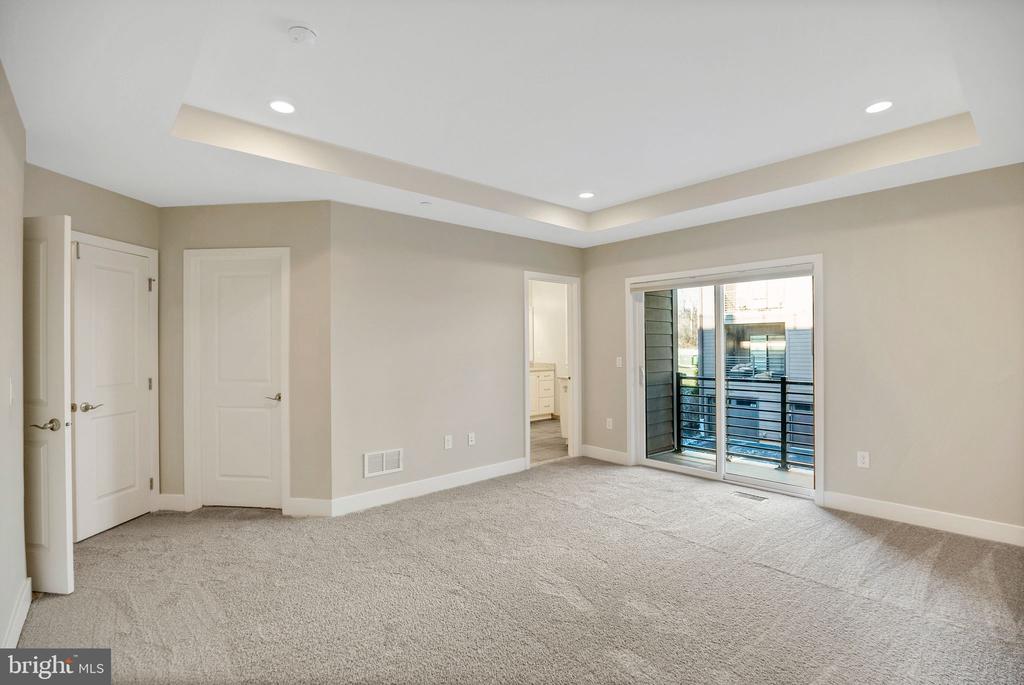 917 LAKEVIEW COURT 36 LOWER